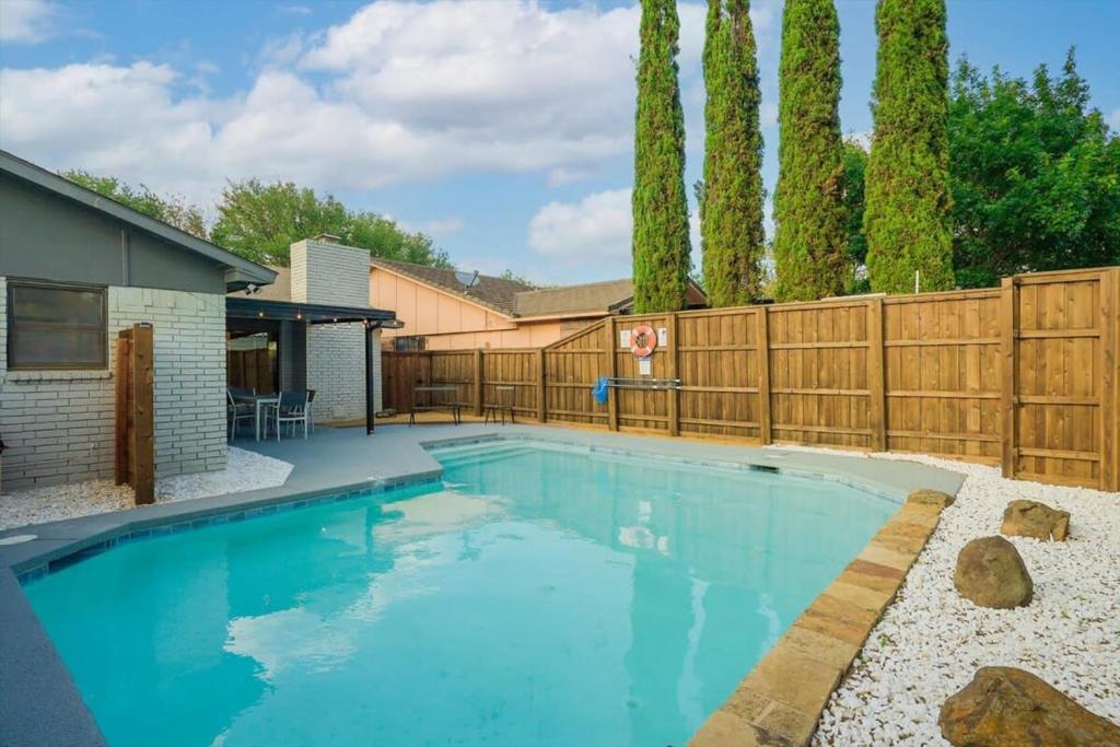 Πισίνα στο ή κοντά στο Spacious Bright and Modern Home with Pool