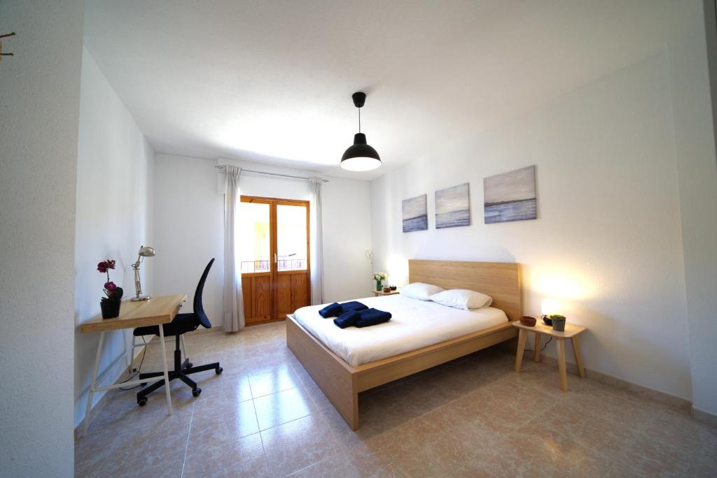a bedroom with a bed and a desk in it at Casa Granada budget Haus bei Granada in Dúrcal