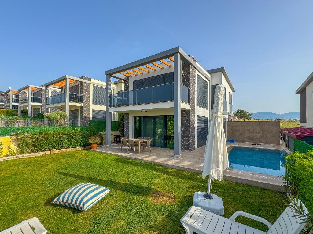 una casa con un patio con piscina en Villa Elite en Kusadasi