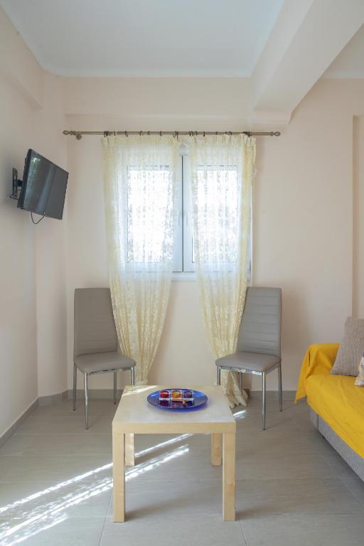 Televízia a/alebo spoločenská miestnosť v ubytovaní Dimitra's Apartment
