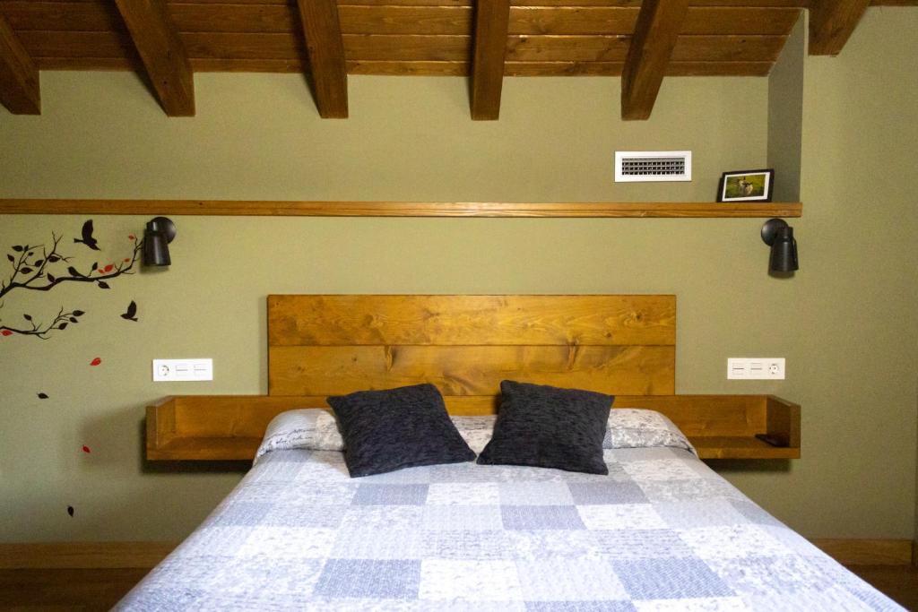 Postel nebo postele na pokoji v ubytování Hostal Rural Iratiko Urkixokoa
