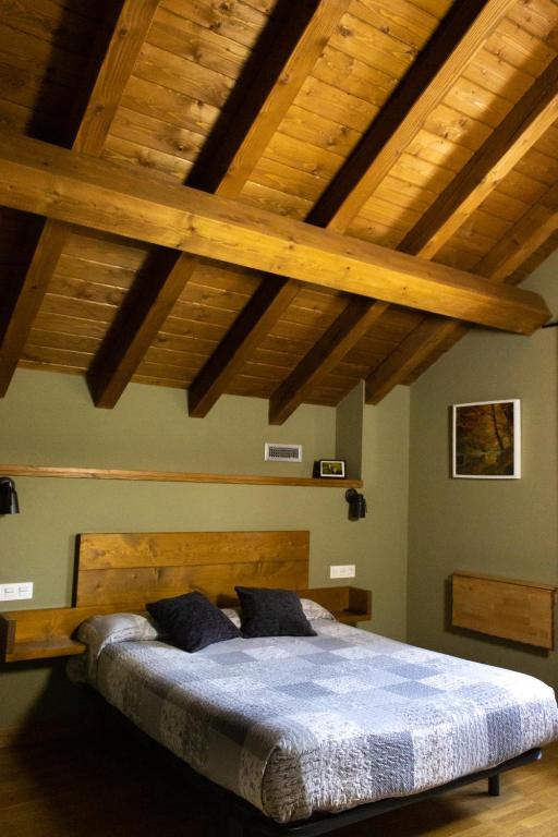 Postel nebo postele na pokoji v ubytování Hostal Rural Iratiko Urkixokoa