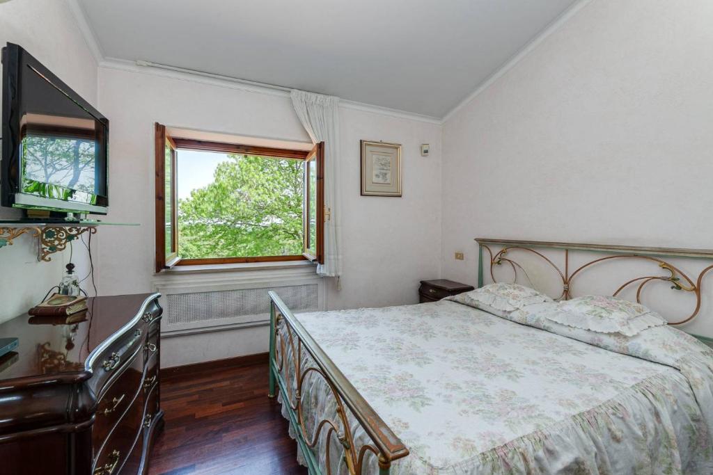 เตียงในห้องที่ Villa Carolina - Piscina e Parco panoramico