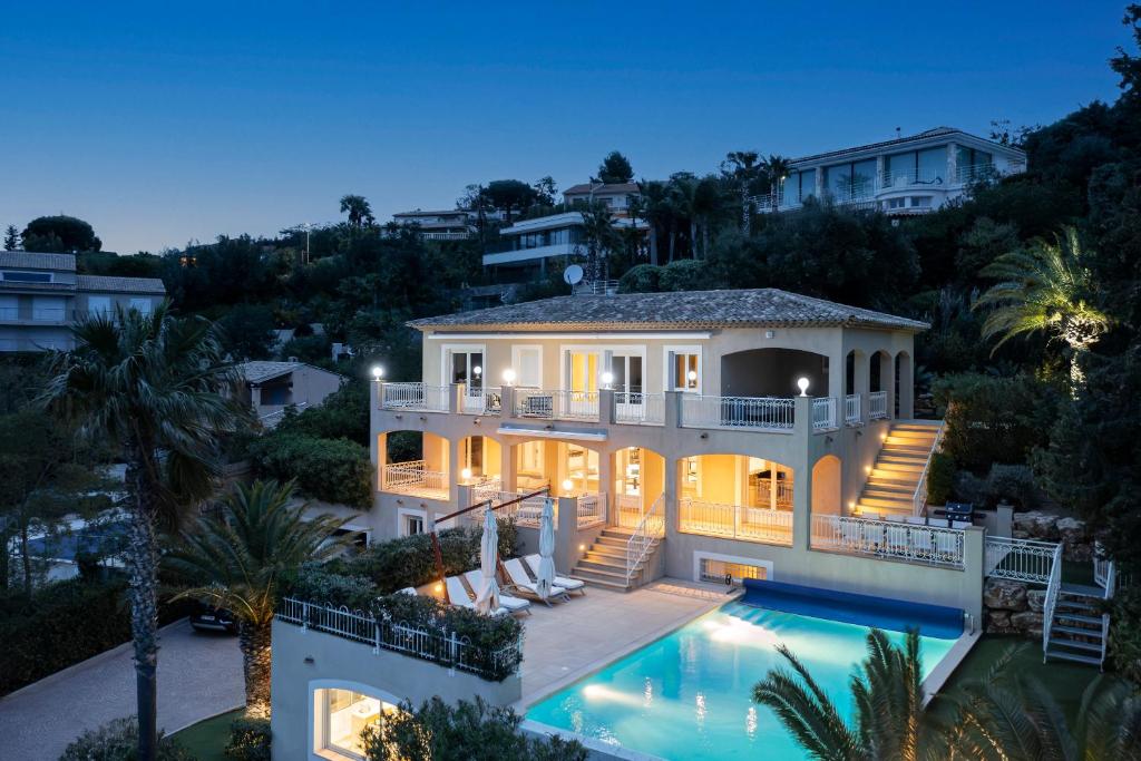 une vue aérienne d'une maison avec piscine dans l'établissement Villas Raphaël, aux Issambres