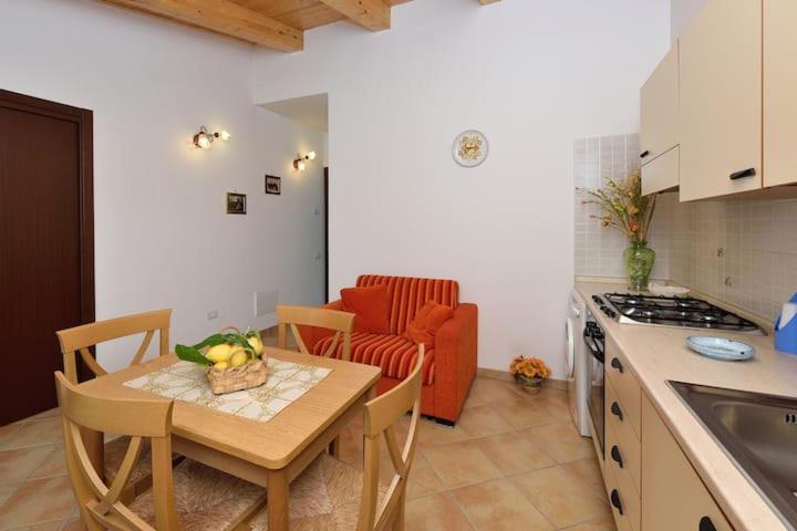 Kuchyň nebo kuchyňský kout v ubytování Casa Vacanze Dalisa Ulivo B con Parcheggio