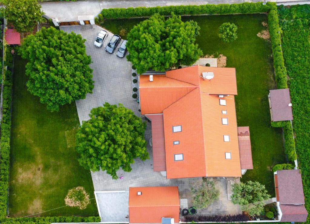 an overhead view of a house with trees and cars at Countryside luxury studios in Káto Lekhónia