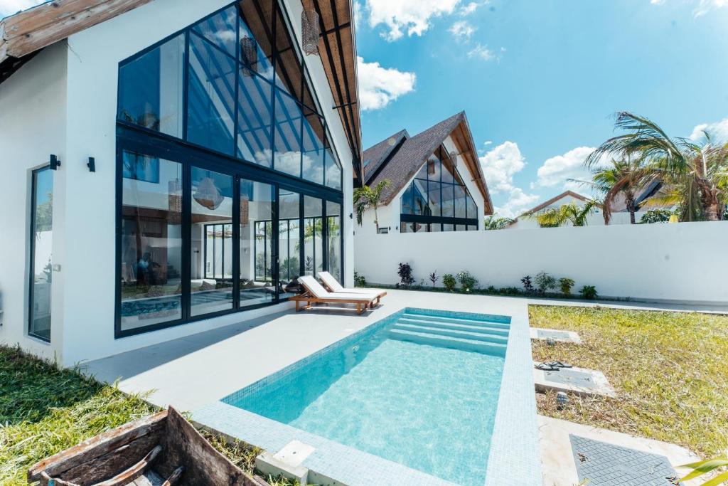 Bazén v ubytování Shivo Paje Villas nebo v jeho okolí