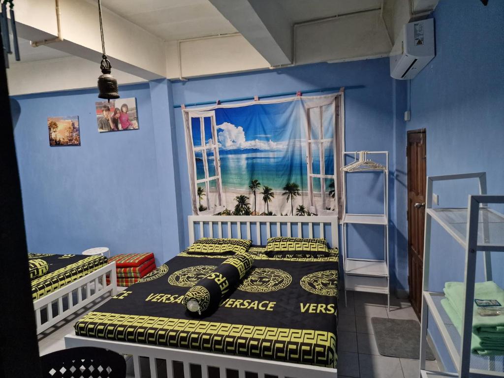 een slaapkamer met 2 bedden en een raam bij BTL Sunny in Bang O