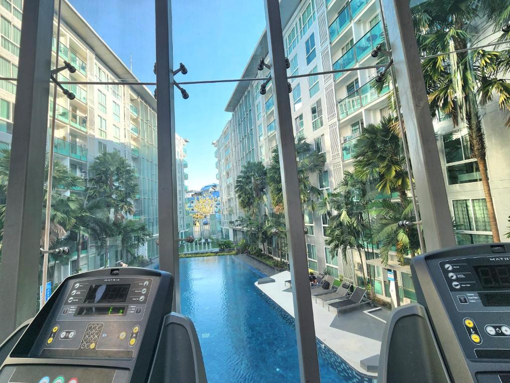 Una vista de una piscina en un edificio. en City Center Residence CCR, en Pattaya central