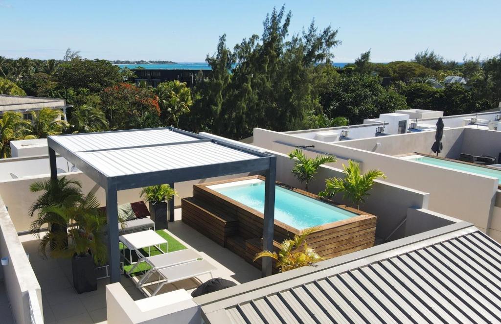 an aerial view of a house with a swimming pool at Villa Eden - 2 bedrooms with Private Rooftop Terrace & Pool, Ki Residences, Pereybère - KSN Collection Privée in Grand-Baie
