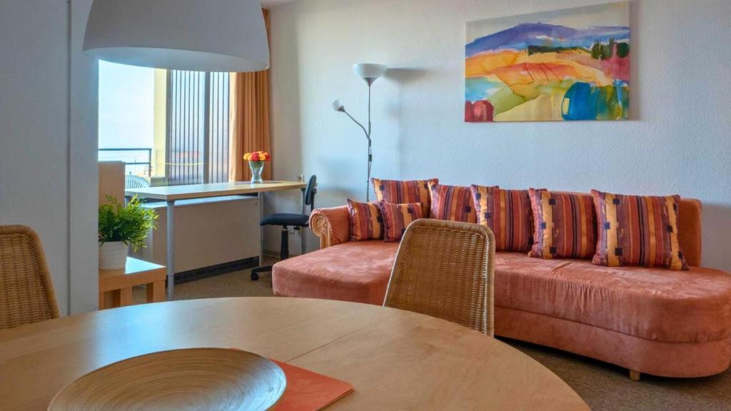 ein Wohnzimmer mit Sofa und Tisch in der Unterkunft Leuchtfeuer in Wendtorf