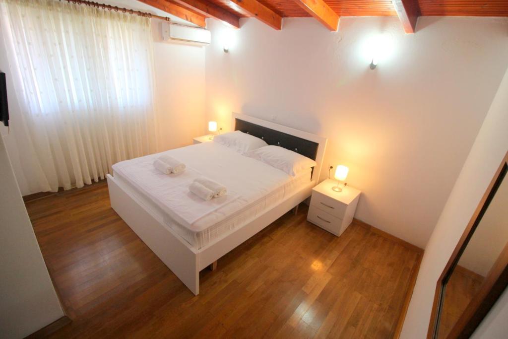 Postel nebo postele na pokoji v ubytování Ksamil City Center Villa
