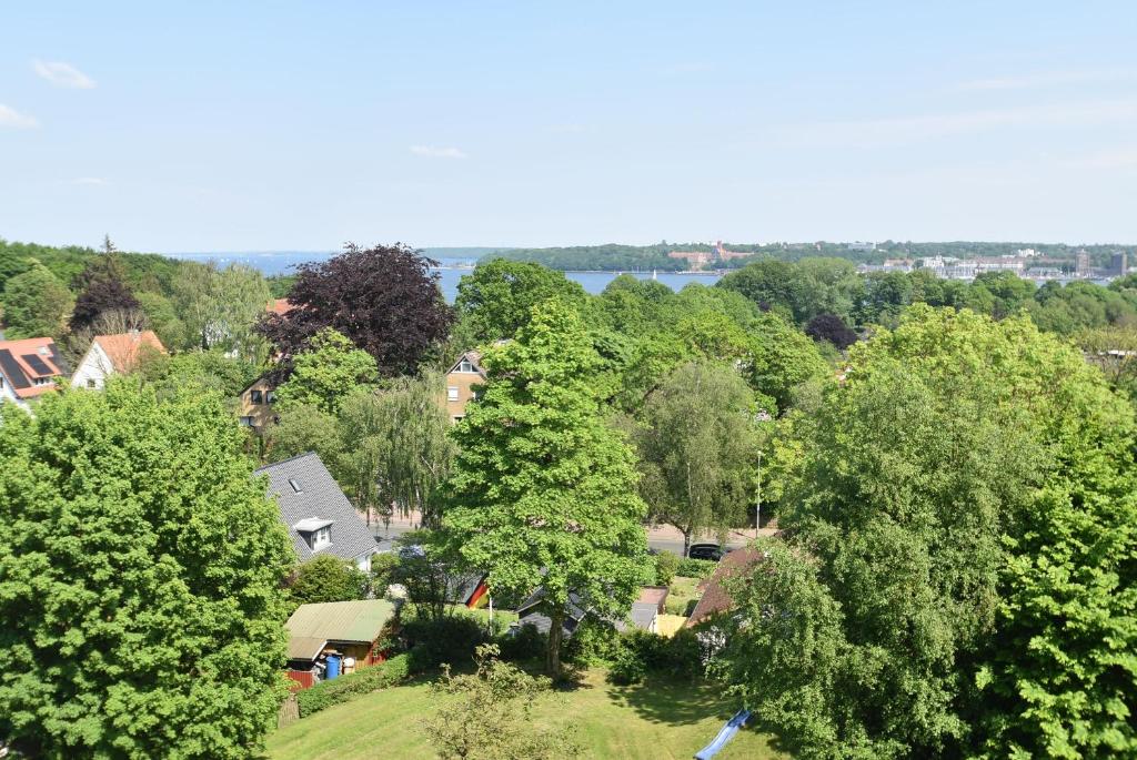 una vista aérea de un barrio residencial con árboles en fewo1846 - Ostseebad - Apartment mit 2 Schlafzimmern und Meerblick, en Flensburg