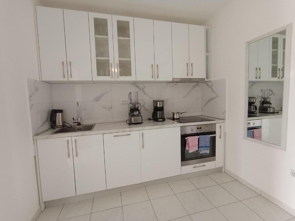Kuchyň nebo kuchyňský kout v ubytování Villa Roki