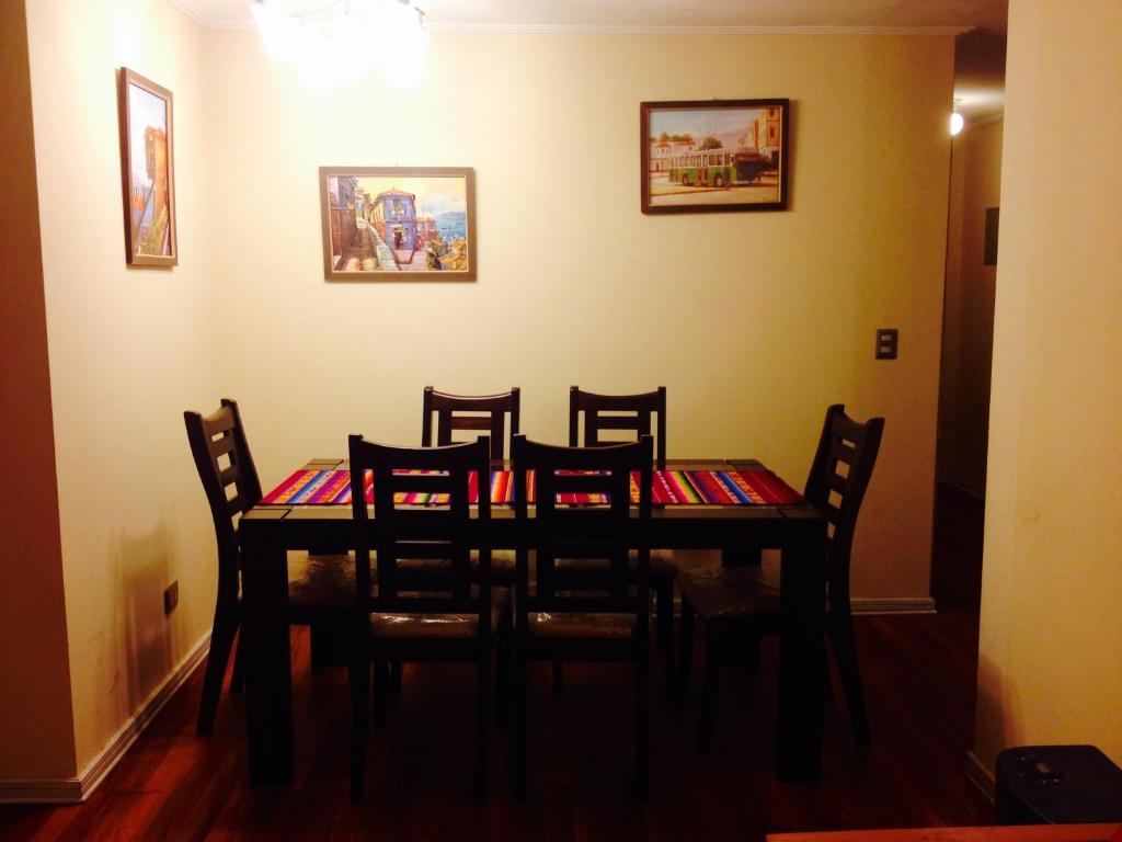 comedor con mesa y sillas en Casa de Daniela, en Valparaíso