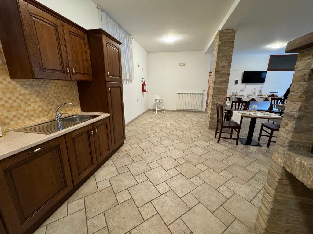 Kuchyň nebo kuchyňský kout v ubytování Villa Emilia