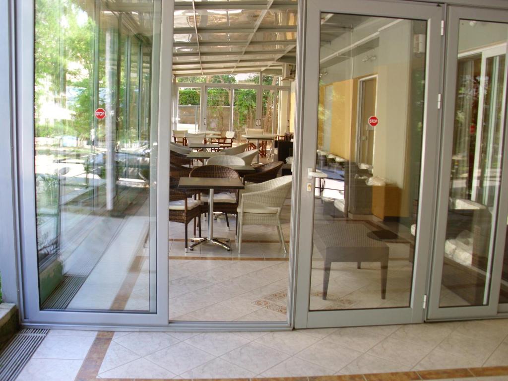 Reštaurácia alebo iné gastronomické zariadenie v ubytovaní Hotel Cybele Pefki