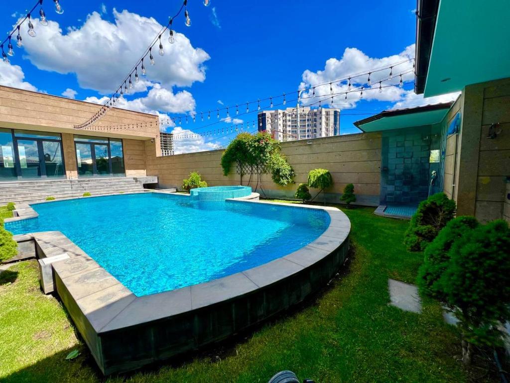 una piscina en el patio trasero de una casa en Luxury villa with Pool and Jacuzzi en Avan
