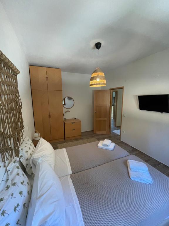 Postel nebo postele na pokoji v ubytování Paralia Homes peaceful 2 bedroom, unit # 2