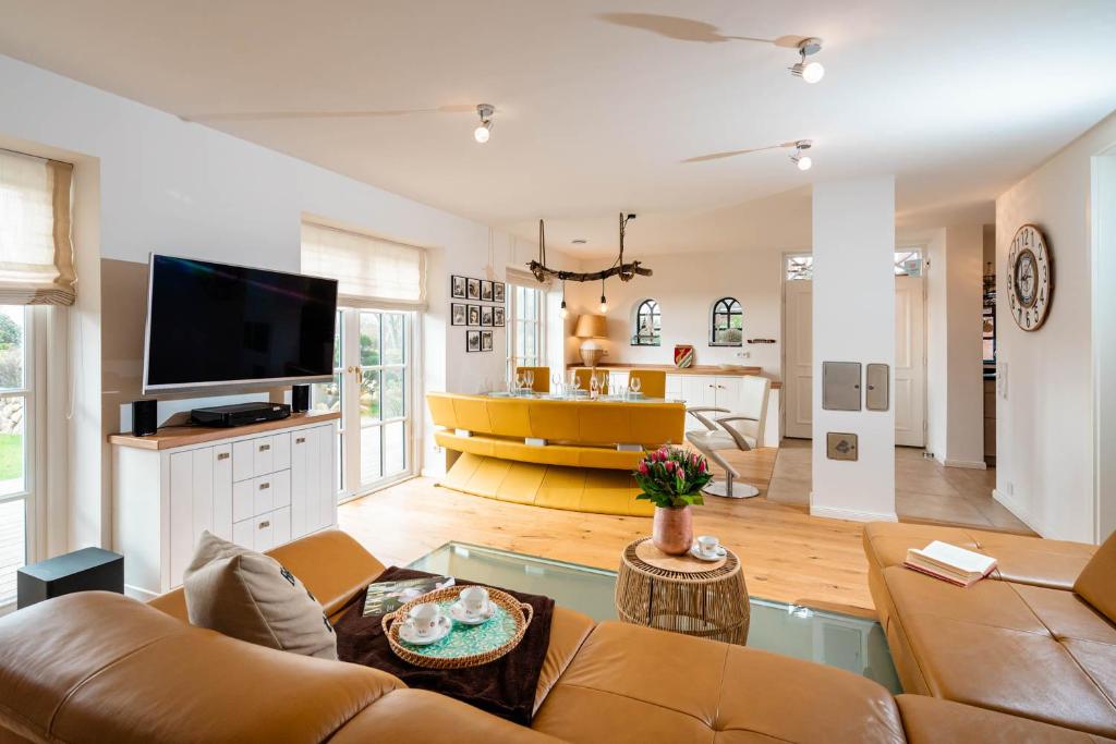 ヴェニングシュテットにあるCasita Kätheのリビングルーム(ソファ、黄色の椅子付)