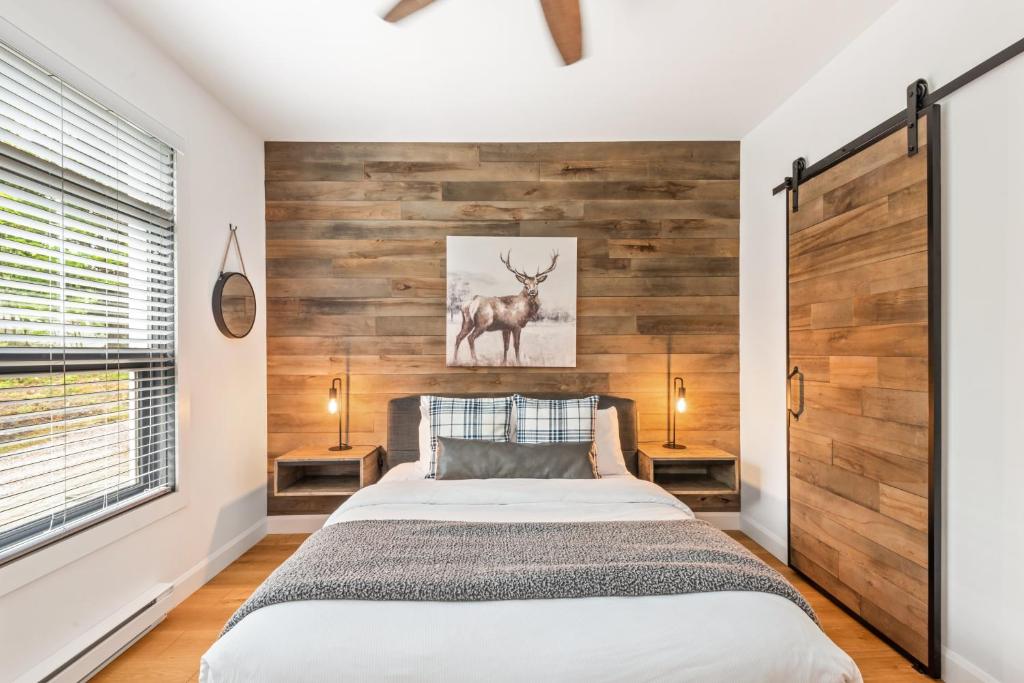 Postel nebo postele na pokoji v ubytování Tremblant Prestige - Les Eaux 235-1