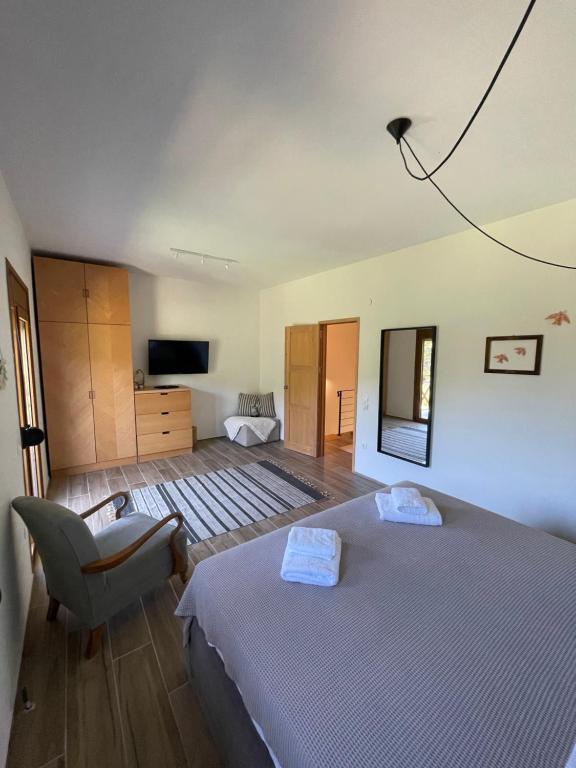 Postel nebo postele na pokoji v ubytování Paralia Homes peaceful 2 bedroom, unit # 2