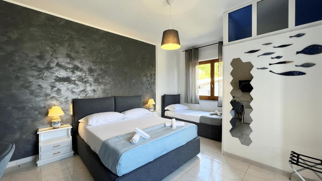 1 dormitorio con 1 cama grande y baño en Agriturismo Colle Maiano en Vietri