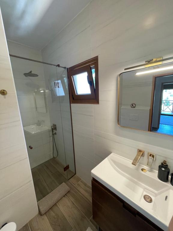 Koupelna v ubytování Paralia Homes peaceful 2 bedroom, unit # 2
