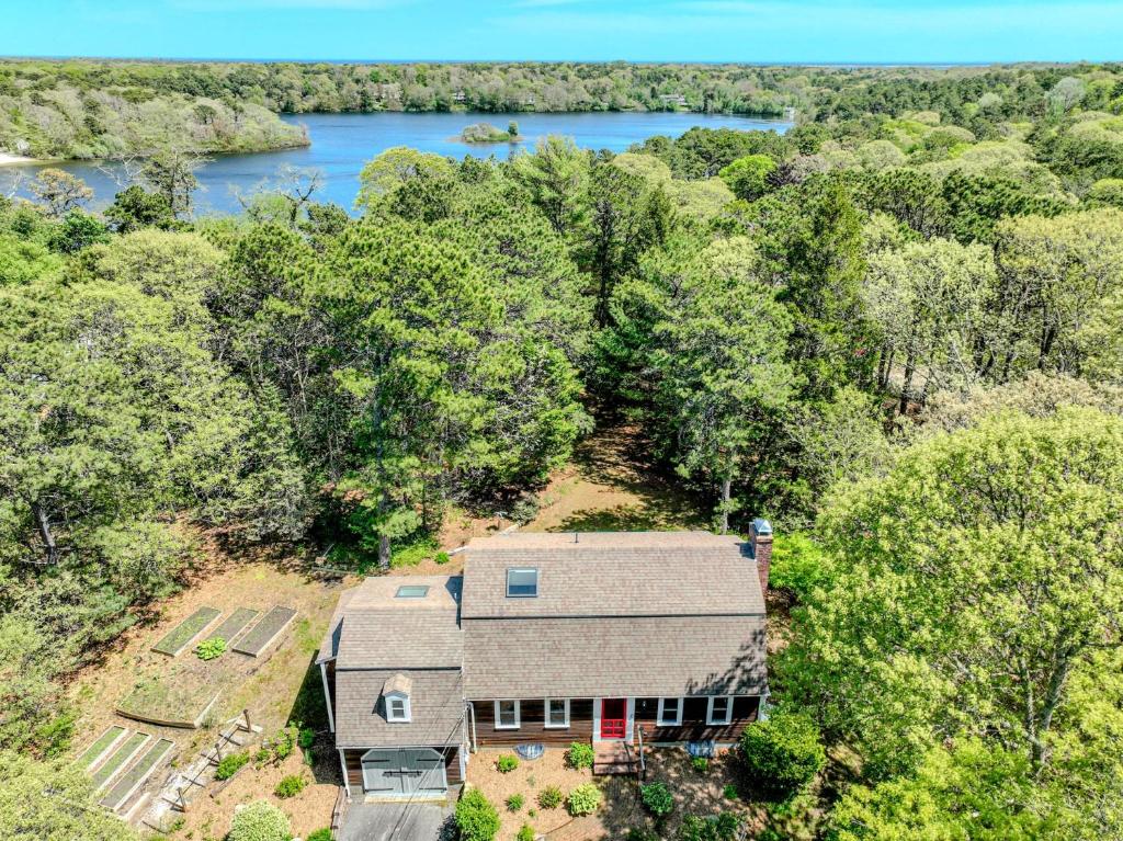 una vista aérea de una casa en el bosque en Private Lake Access Great for Families, en Orleans