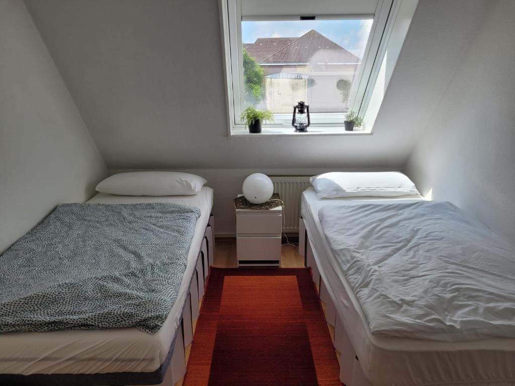 Un pat sau paturi într-o cameră la Mitten im Zentrum der Innenstadt leben
