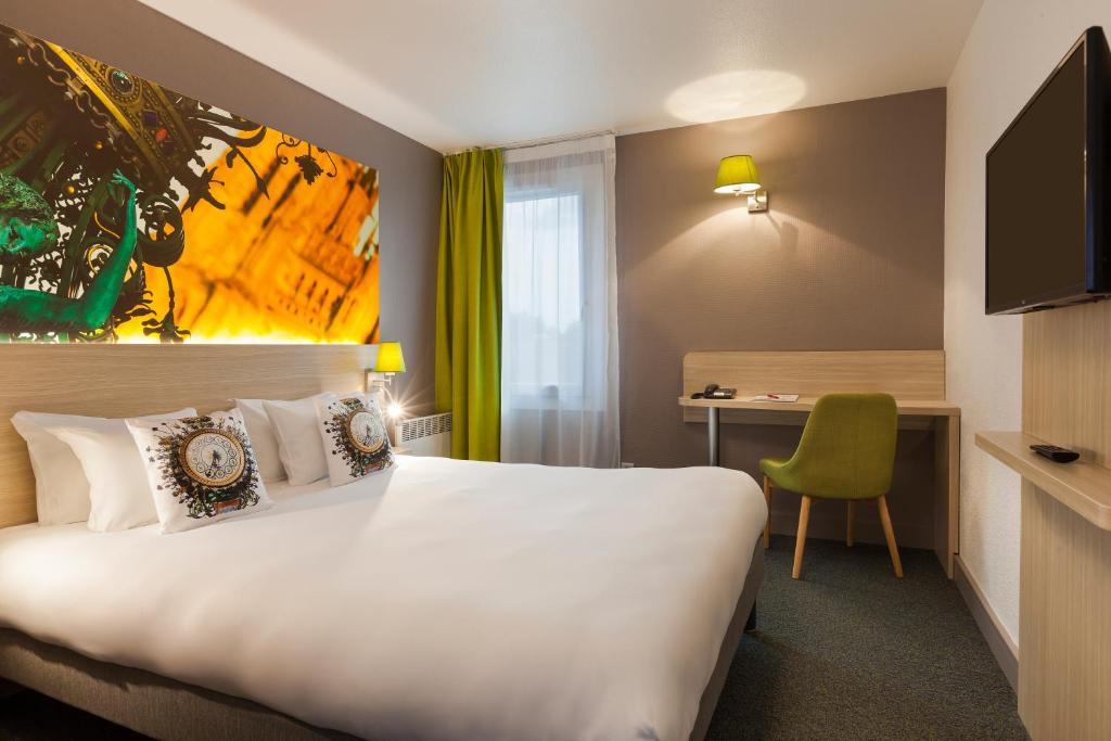 Postel nebo postele na pokoji v ubytování Brit Hotel Confort Amiens