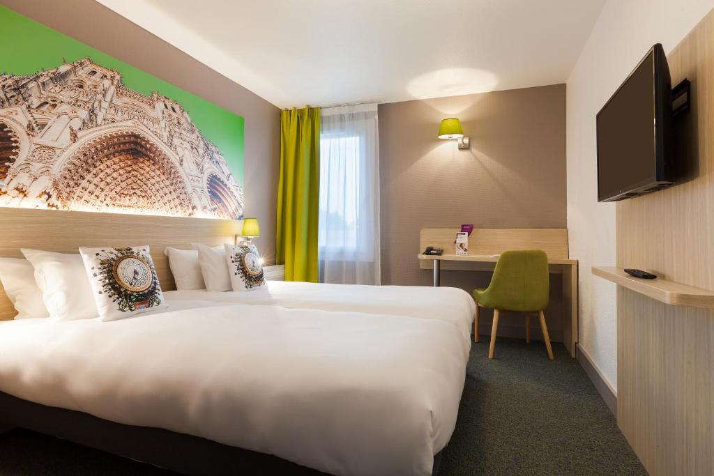 TV a/nebo společenská místnost v ubytování Brit Hotel Confort Amiens