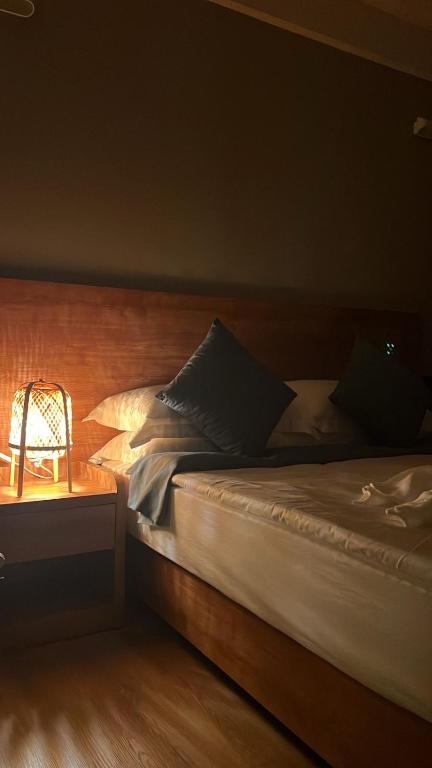 Postel nebo postele na pokoji v ubytování BAGEECHAA STAY
