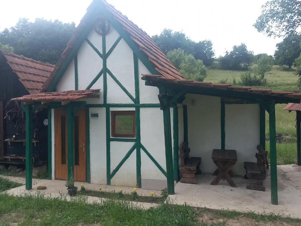 une petite maison blanche avec un toit rouge dans l'établissement Kuća za odmor-Vikendica-, à Visoko