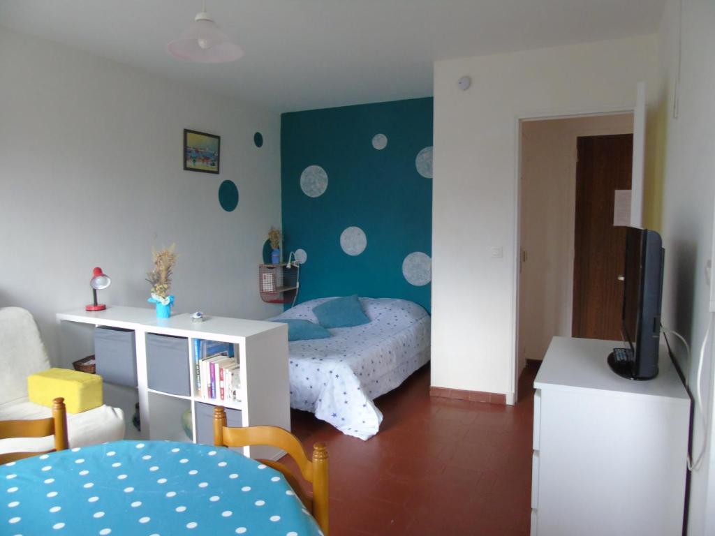 une chambre avec un lit et une télévision dans l'établissement idéal curiste, à Gréoux-les-Bains