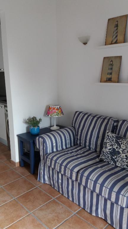 - un salon avec un canapé et une table dans l'établissement Casa Azenhas Mar, à Colares