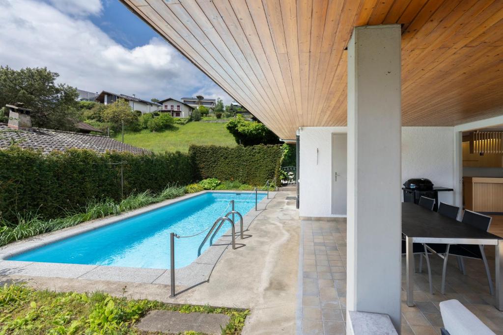 Bazén v ubytování Villa with pool, garden & direct at lake nebo v jeho okolí