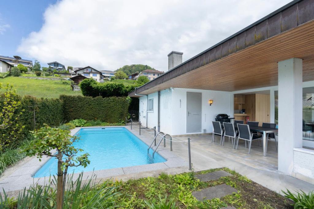 Bazén v ubytování Villa with pool, garden & direct at lake nebo v jeho okolí