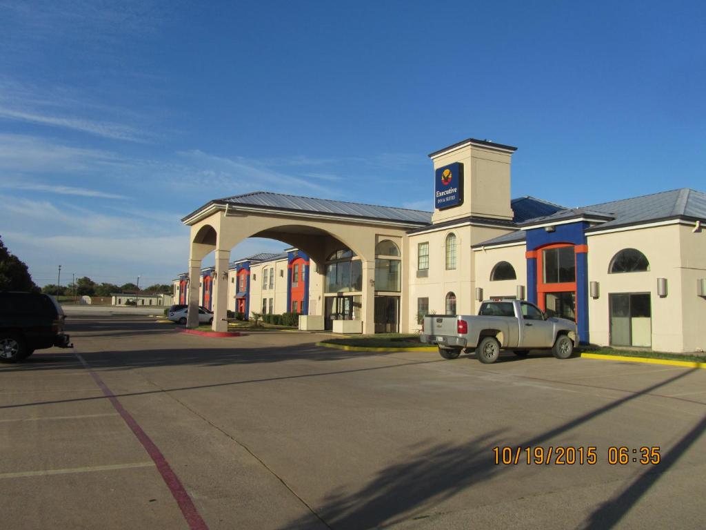 una gasolinera con un camión aparcado delante en Executive Inn and Suites Wichita Falls, en Wichita Falls