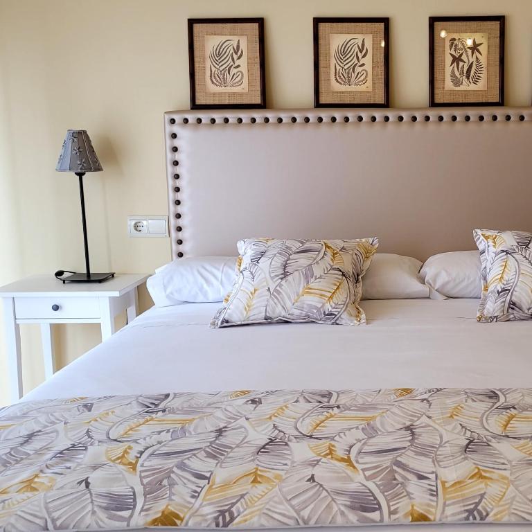 two beds sitting next to each other in a bedroom at Casa Davalillo in San Asensio