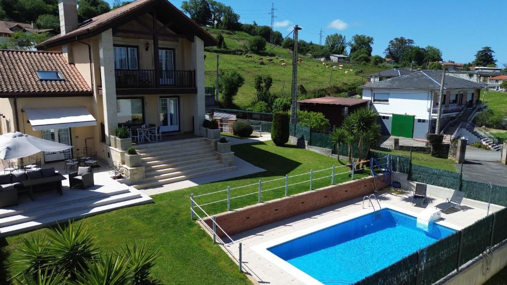 - une vue aérienne sur une maison avec une piscine dans l'établissement Villa Los Olivos, à Bárcena de Cicero