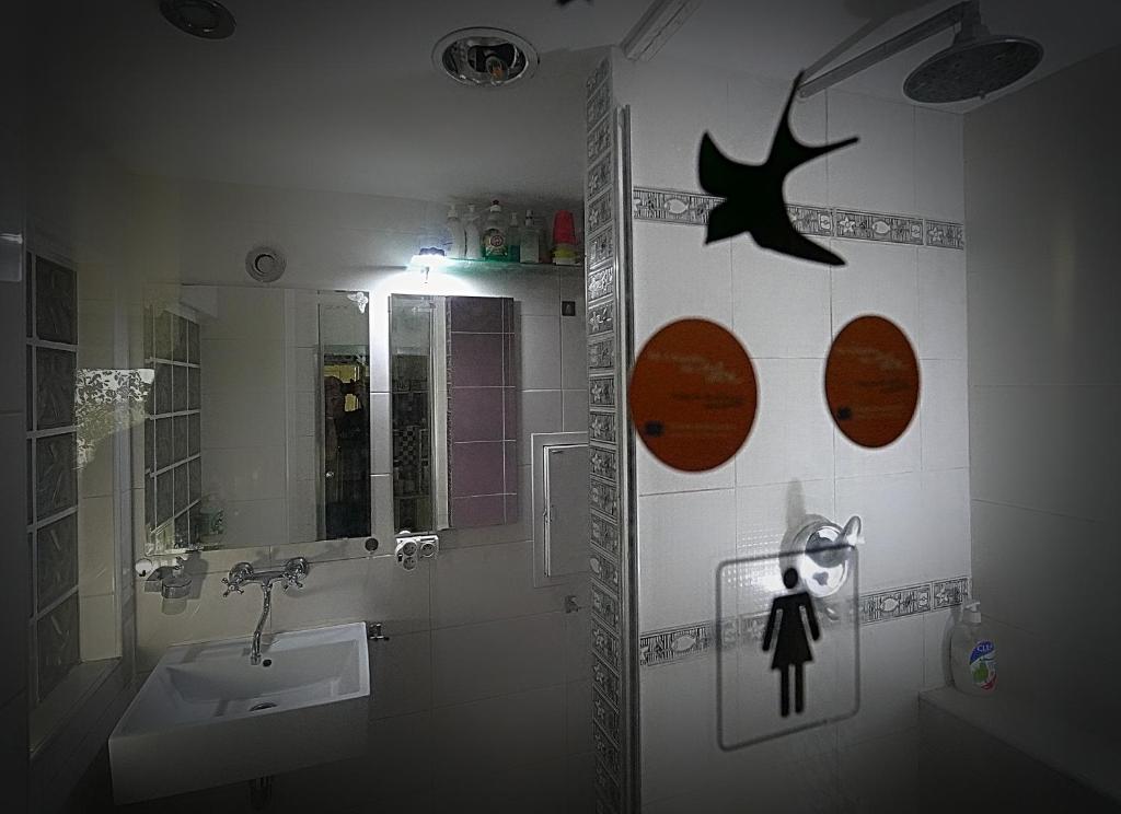 Koupelna v ubytování Dominant Studio Hostel with Free Parking for Preregistered Drivers & Garage with CCTV