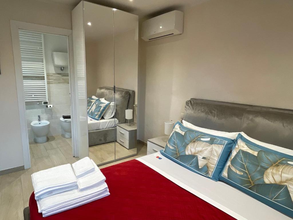 Postel nebo postele na pokoji v ubytování RESORT Panoramico Canale Suite - private parking - Natural Park