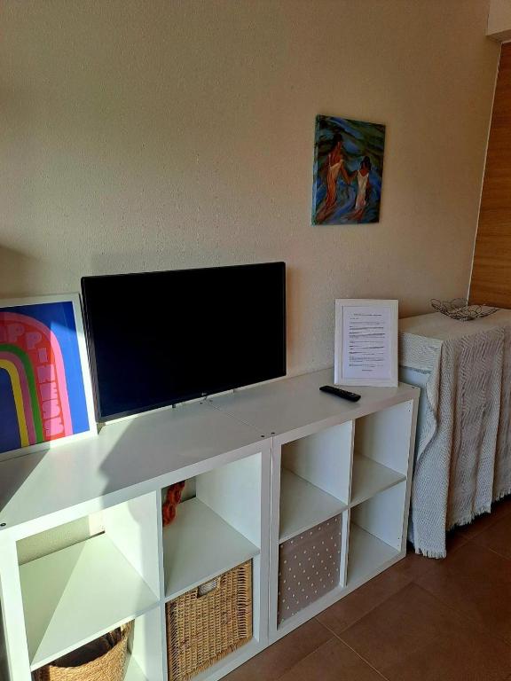 TV a/nebo společenská místnost v ubytování Estudio Daimús primera línea de playa