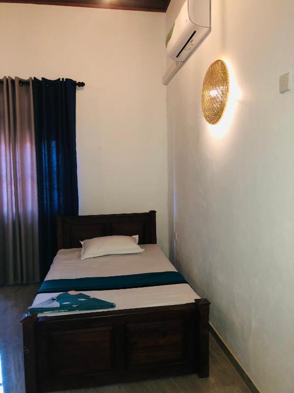 Postel nebo postele na pokoji v ubytování Kottamba Villa Tangalle