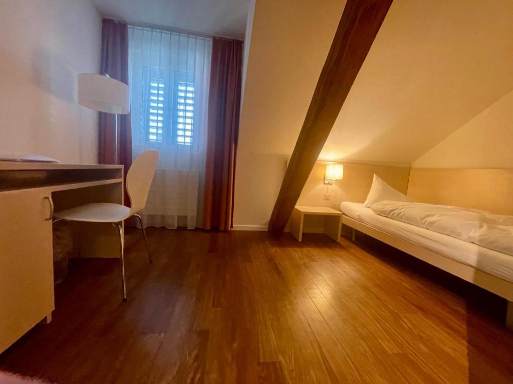 Postel nebo postele na pokoji v ubytování Gasthof Rössli Steinhausen