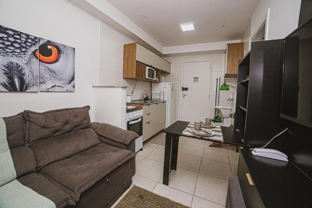 ein Wohnzimmer mit einem Sofa und einer Küche in der Unterkunft Chácara Santo Antonio ao lado da Estção João Dias 2 in São Paulo