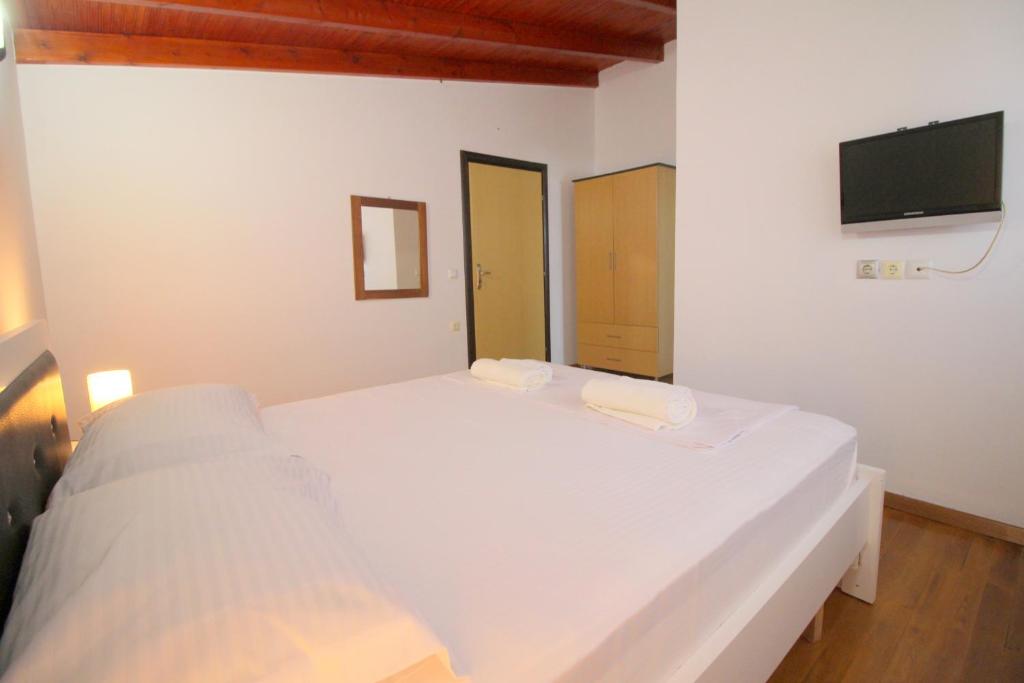 Postel nebo postele na pokoji v ubytování Ksamil City Center Villa