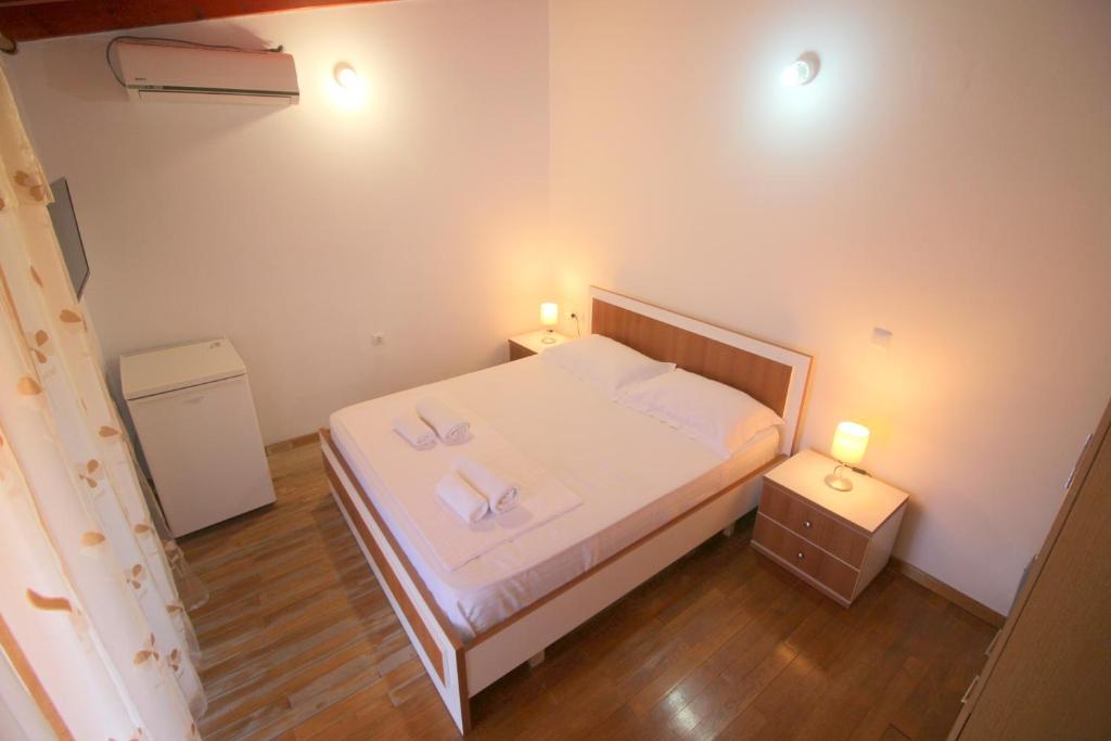 Postel nebo postele na pokoji v ubytování Ksamil City Center Villa