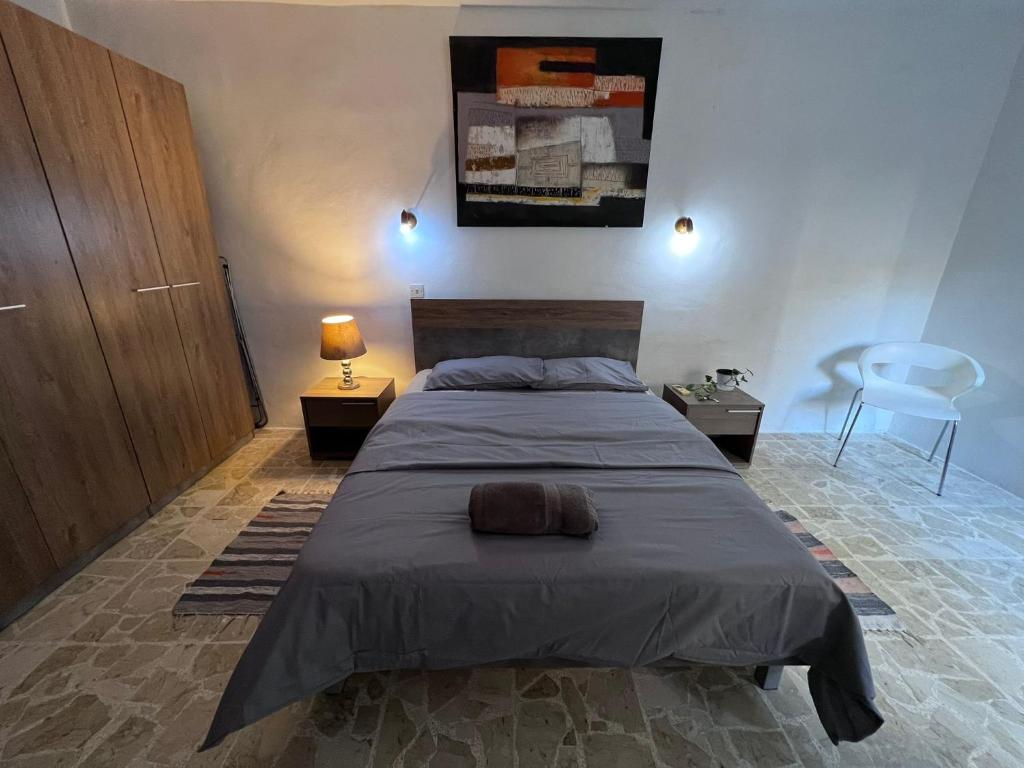 Postel nebo postele na pokoji v ubytování F51 Room with private bathroom near the beach in shared apartment